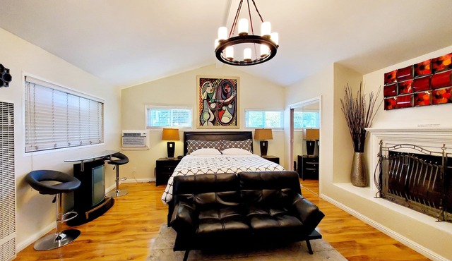 Newly Renovated Stylish Guest Suite with Exterior Entrance