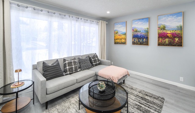 Newly Renovated Stylish & Romantic Home, 5 minutes to Downtown & Ctrain & 17 Ave