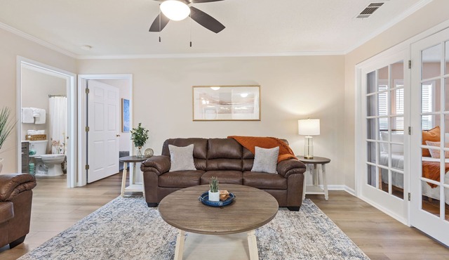 Newly Renovated Sunny Condo w/Pool, Gym & Free Parking