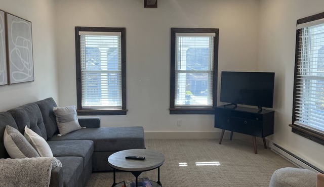 Newly renovated suite close to skiing, hiking, restaurants & more!