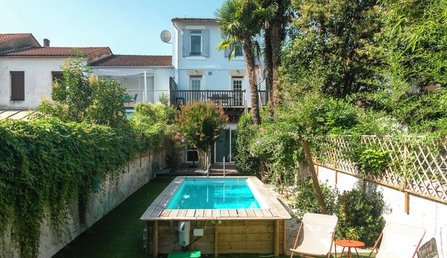 Newly renovated three storey Townhouse with garden, pool and lovely sun terrace.