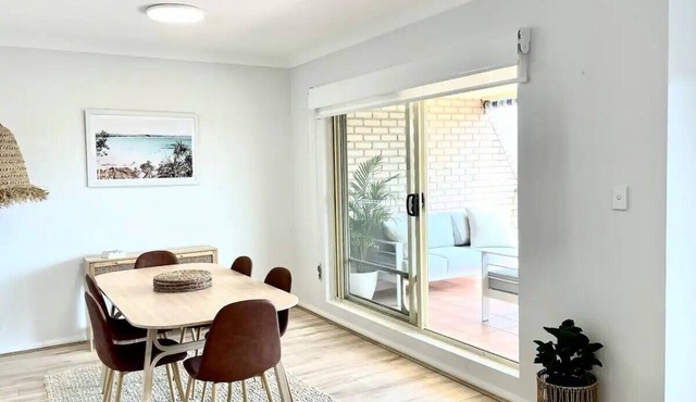 Newly renovated top floor apartment with beautiful views and a pool to enjoy.