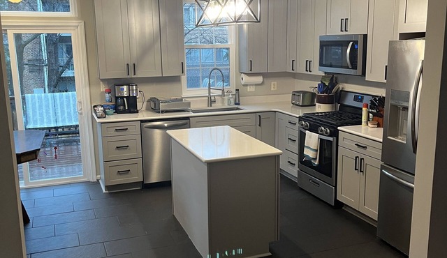 Newly Renovated Townhouse ~3 miles from Ft. Belvoir and ~20 miles from D.C.