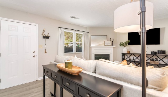 Newly renovated townhome/walking distance to DT