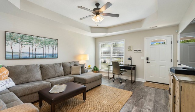 Newly renovated townhome 11 min from GA National Fair Grounds!