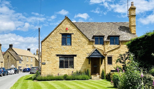 Newly renovated traditional Cotswold house with hot tub and sauna