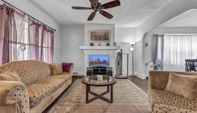 Newly Renovated ! Upper Modern Large 3 Bed House