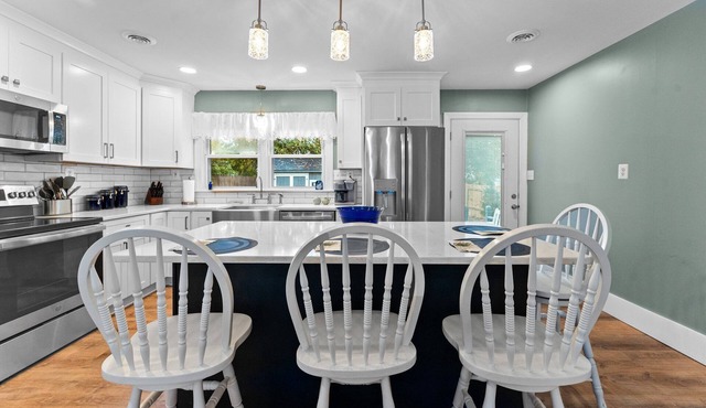 Newly Renovated 2BR Cottage on The Point