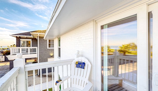 Newly renovated 2nd-floor condo with streaming, balcony, beautiful views, AC