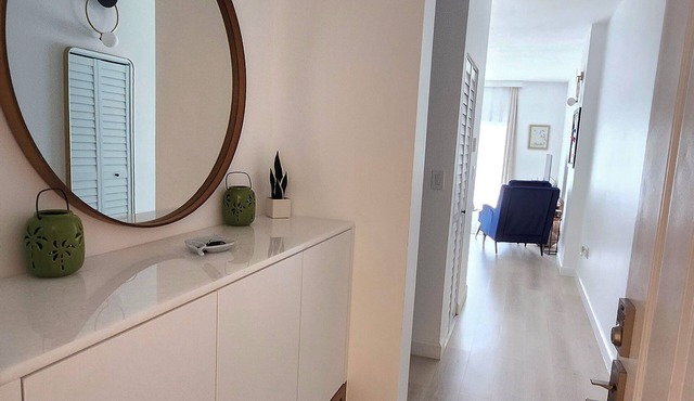 Newly renovated 2/2 apt-2 min walk to the beach and restaurants