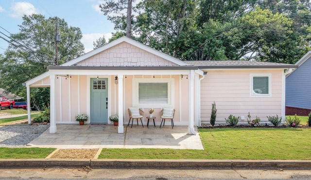 Newly renovated 2 bedroom/2 bath home in downtown Flowery Branch!