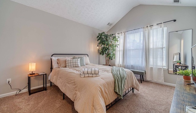 Newly Renovated Cozy Townhome near Lake Lanier/2 Bed, 2.5 Baths Flowery Branch