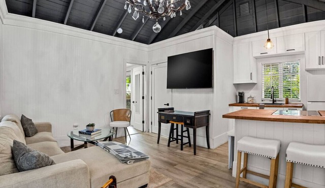 Newly Renovated - Pet Friendly- Fenced Yard - Walk to Las Olas - Discounts!