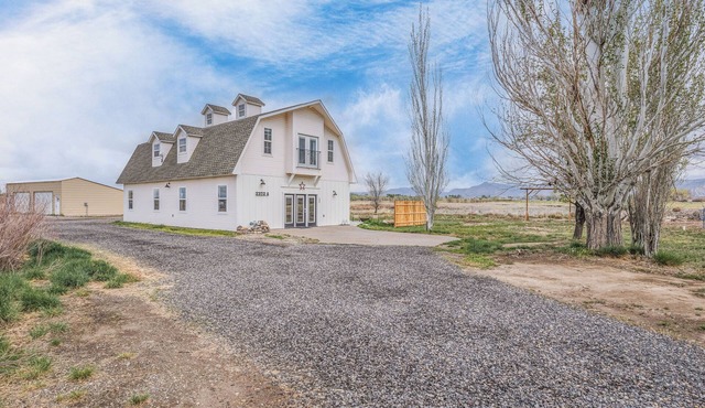 Newly renovated Barnhouse on 13 acres brings you a modern feel to your retreat.