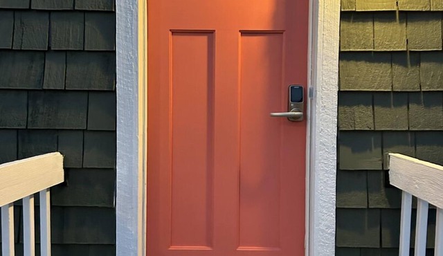 Newly renovated cottage less than two blocks from the beach