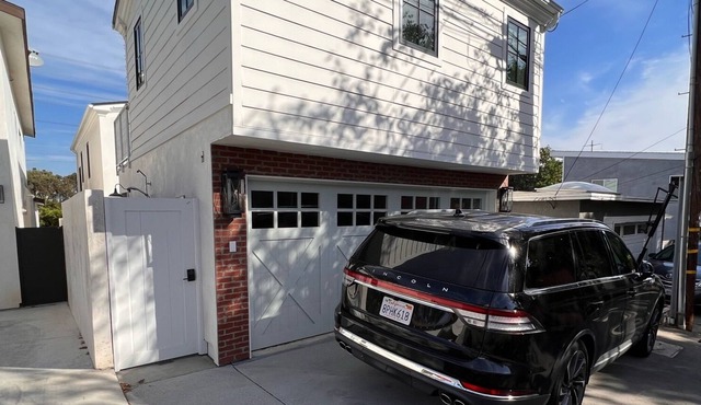 Newly Renovated Contemporary Beach Oasis- Only 7 blocks to the beach!