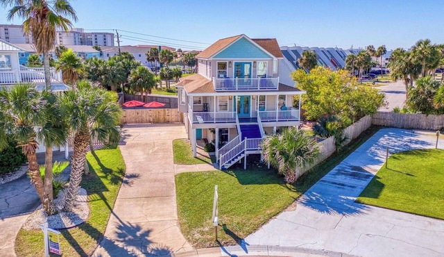 Newly Renovated Pet Friendly home w/Private Heated Pool!