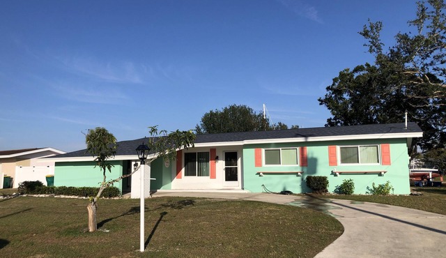 Newly renovated, 3/2 Beautiful canal front home, Close to beaches & restaurants.