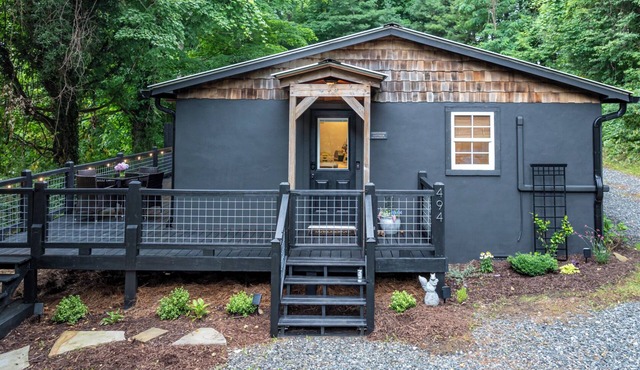 Newly renovated cottage, 5 min walk to town, dogs OK, fire pit, hot tub, wi-fi