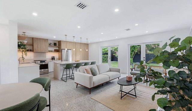 Newly Renovated! Privacy in Historic WPB-Great Location Near Town, Beach, Sites!