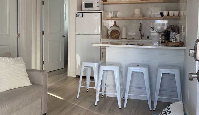 Newly Renovated Cottage, 2.5 blocks from beach!