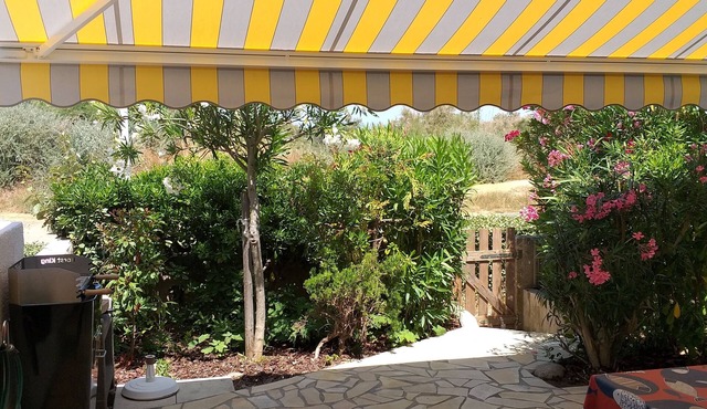 Newly renovated vacation home with conservatory only 250 meters to the beach.