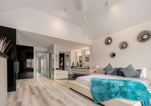 Newly Renovated Vacation Home w/Hot Tub & Garage