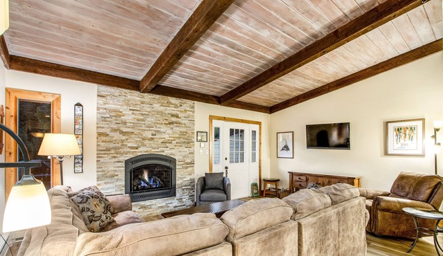 Newly Renovated Vail Valley Escape with Balcony, Free Shuttle to Slopes