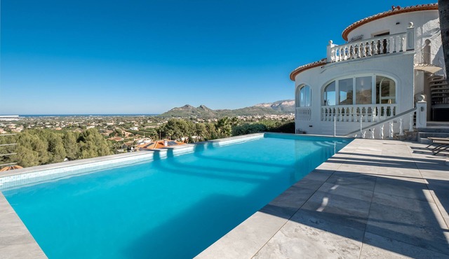 Newly Renovated Villa with private heated Pool