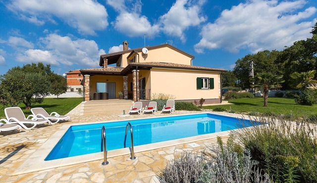 Newly renovated Villa near Poreč with private pool and garden. Pet-friendly.