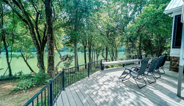 Newly Renovated White River Retreat, Breathtaking Views of the River, Sleeps 18