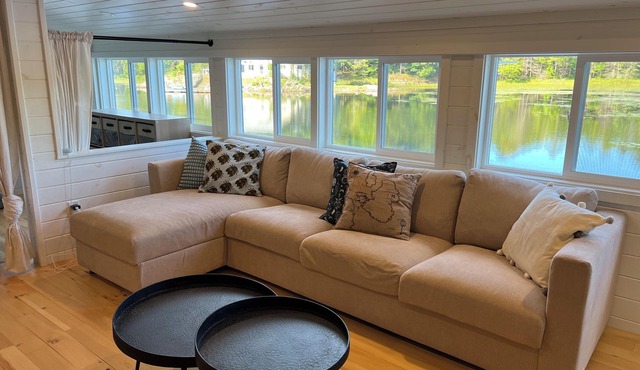 Newly Renovated Waterfront Cottage on Lake Inlet on Honey Harbour!