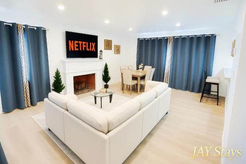 Newly renovated, warm home with 4 bedrooms, 14 miles from Disney