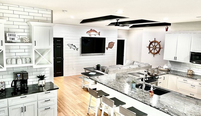 Newly Renovated Water House on Caney Creek