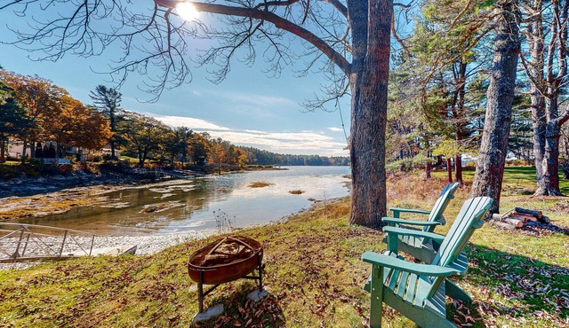 Newly renovated waterfront dog-friendly cottage with dock, patio, & washer/dryer