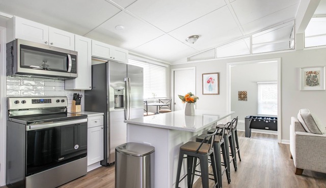 Newly Renovated Woodstock Cottage - Great location- Pet Friendly