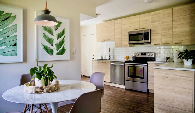 Newly Restored 2BR/creekiside walk to Main St/backyard with fire pit