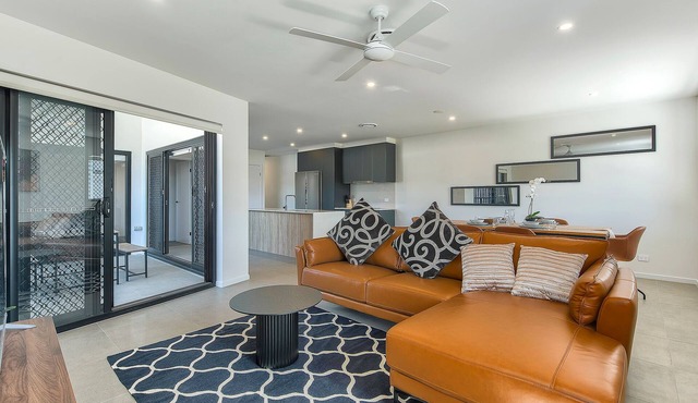 Newly spacious top level good view near city apartment