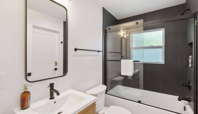 Newly Updated 1 BR Flat Near Downtown A2
