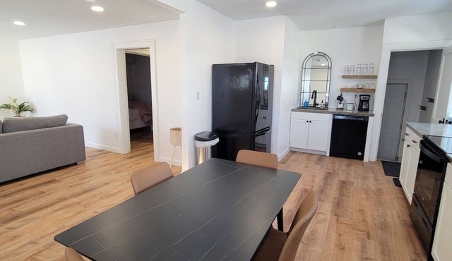 Newly updated 2 bed, 1 bath in Morningside - Sleeps 6