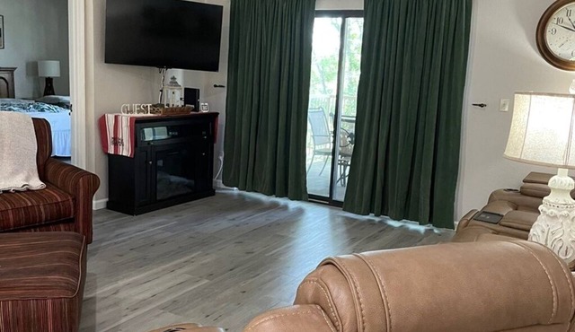 Newly Updated, 2 King Beds, Pools, Hot Tub & Golf Course Views! Feels like home!