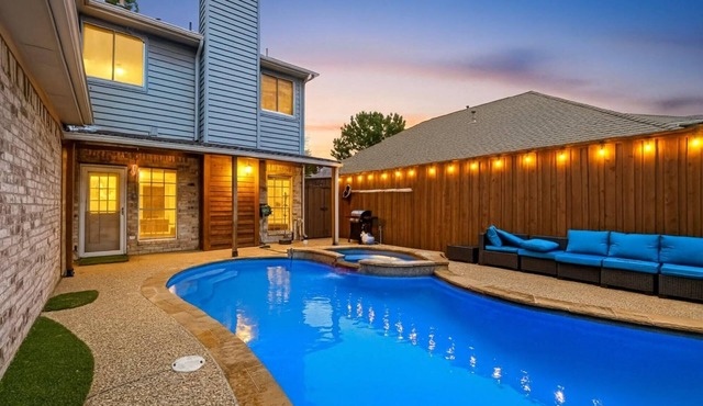 Newly updated 5BR/2.5BA w/pool sleep 16 ppl