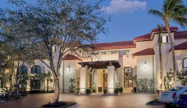 NEWLY UPDATED Bellasera Resort 2 Bd Luxury Condo with Pool, Gym and Restaurants