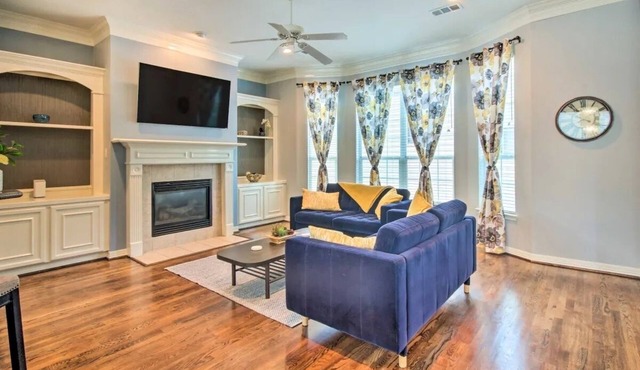 Newly updated, bright & airy townhouse!