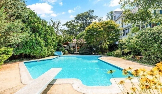 Newly Updated! Charming bungalow with pool! Walk to Front Beach and shops!