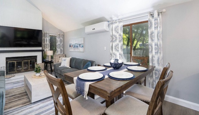 Newly updated cottage 🏡100 steps away from lake & dock access!! ☀️⛵️