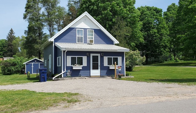 Newly updated cottage, close to Crystal Mtn and groomed trails