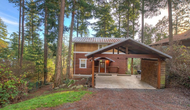 Newly Updated Cottage with Hot Tub, 2 fireplaces, fire pit