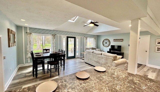 Newly updated cottage in GREAT location - Walking distance