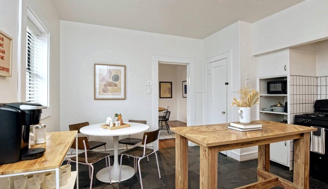 Newly Updated Cozy 1927 Uptown Tudor 4 min to Magnolia